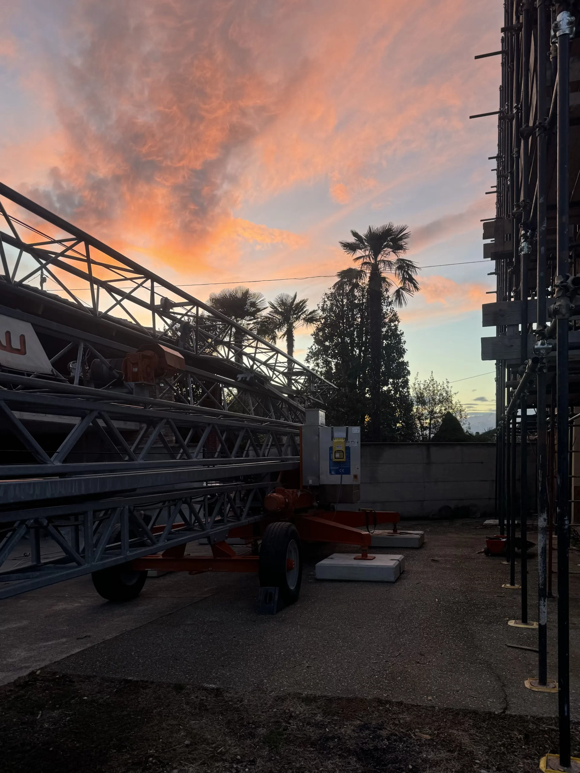 tramonto con gru abbassata